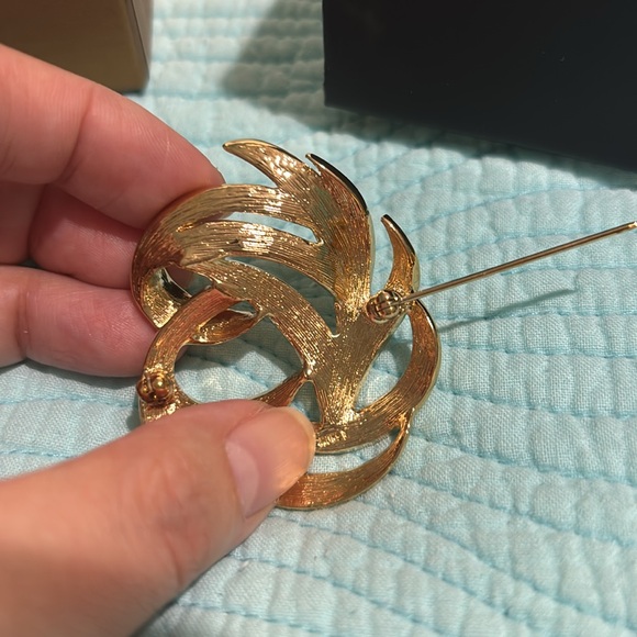 Monet gold tone heart design pin with box - Picture 7 of 9